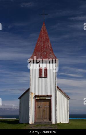 Eglise au toit rouge dans l'ancien village de pêcheurs de Hellnar, situé sur la péninsule de Snæfellsnes, en Islande. Banque D'Images