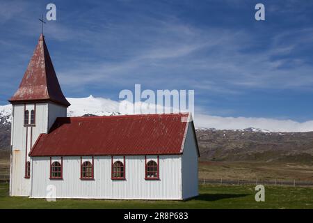 Eglise au toit rouge dans l'ancien village de pêcheurs de Hellnar, situé sur la péninsule de Snæfellsnes, en Islande. Banque D'Images