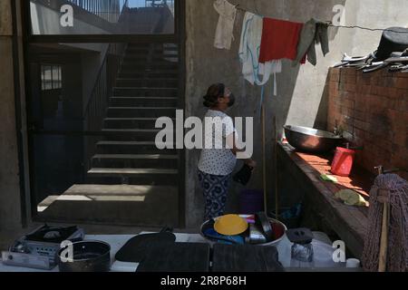 Tijuana, Basse-Californie, Mexique. 21st juin 2023. Le centre de justice mondiale de l'Université de Californie en pleine croissance de San Diego (UCSD) a soutenu la construction d'une communauté de migrants dans l'un des plus grands refuges opérationnels de Tijuana, mercredi, 21 juin 2023. Beaucoup attendent d'obtenir des rendez-vous via l'application CBP One, tandis qu'ils font de la construction en cours des bâtiments de la station communautaire UCSD-Alacran dispersés dans tout le canyon Alacran leur refuge sûr, car les installations limitées peuvent accueillir jusqu'à 1 500 personnes, qui comprend actuellement des dortoirs, une aire de jeux, une aire de lavage et une piste séparée Banque D'Images