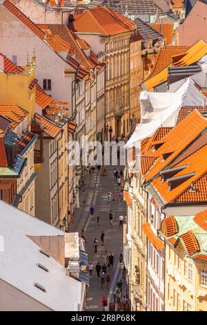 PRAGUE, RÉPUBLIQUE TCHÈQUE, EUROPE - vue au plafond de la scène de rue dans la vieille ville, Stare Mesto. Banque D'Images