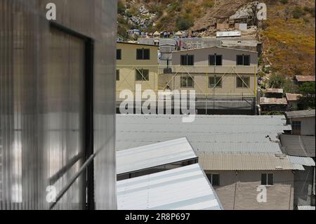 21 juin 2023, Tijuana, Basse-Californie, Mexique: Le Centre de justice mondiale de l'Université de Californie en pleine croissance de San Diego (UCSD) a soutenu la construction d'une communauté de migrants dans l'un des plus grands abris opérationnels de Tijuana mercredi, 21 juin 2023, Comme la plupart des refuges de la ville frontalière se limitent soit à donner de l'espace uniquement aux familles et/ou ont atteint leur capacité, de nombreux migrants attendent d'obtenir l'asile aux États-Unis au Mexique. Depuis 2021, le Mexique est devenu le troisième pays avec le plus grand nombre de demandeurs de réfugiés, et environ 13 000 000 personnes qui vivent dans cette situation à Tijuana, selon le muni Banque D'Images