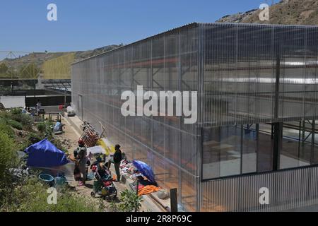 21 juin 2023, Tijuana, Basse-Californie, Mexique: Le Centre de justice mondiale de l'Université de Californie en pleine croissance de San Diego (UCSD) a soutenu la construction d'une communauté de migrants dans l'un des plus grands abris opérationnels de Tijuana mercredi, 21 juin 2023, Comme la plupart des refuges de la ville frontalière se limitent soit à donner de l'espace uniquement aux familles et/ou ont atteint leur capacité, de nombreux migrants attendent d'obtenir l'asile aux États-Unis au Mexique. Depuis 2021, le Mexique est devenu le troisième pays avec le plus grand nombre de demandeurs de réfugiés, et environ 13 000 000 personnes qui vivent dans cette situation à Tijuana, selon le muni Banque D'Images