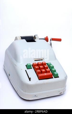 Caisse enregistreuse vintage avec de grands boutons et une manivelle affichée sur un fond Uni Banque D'Images