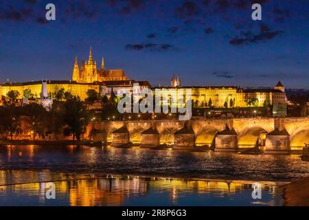 PRAGUE, RÉPUBLIQUE TCHÈQUE, EUROPE - vue d'ensemble de Prague la nuit avec le pont Charles, le château de Prague et St. Cathédrale de Vitus et quartier du château, Hradcany, on Banque D'Images