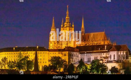 PRAGUE, RÉPUBLIQUE TCHÈQUE, EUROPE - vue d'ensemble de Prague la nuit avec le château de Prague et St. Cathédrale de Vitus dans le quartier du château. Banque D'Images