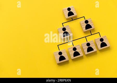 Organigramme hiérarchique de l'entreprise des blocs sur fond jaune avec espace de copie. Banque D'Images