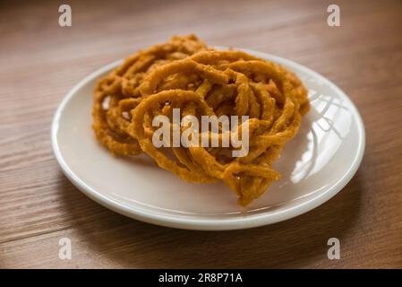 Murukku est une collation savoureuse et croquante originaire du sous-continent indien. C'est un thé traditionnel indien snack chakli, une collation frite, il est Banque D'Images