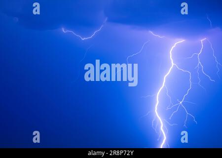 Ray. Orage. Tempête éclair. Foudre à fourche. Éclair éclair éclair sur le ciel nocturne. Cyclogenèse explosive. ÉTATS-UNIS. Banque D'Images