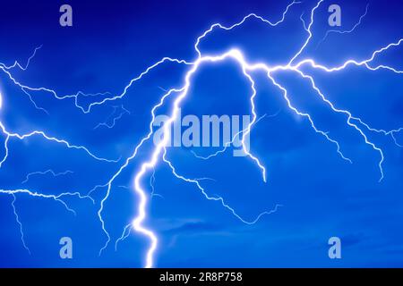 Ray. Orage. Tempête éclair. Foudre à fourche. Éclair éclair éclair sur le ciel nocturne. Cyclogenèse explosive. ÉTATS-UNIS. Banque D'Images