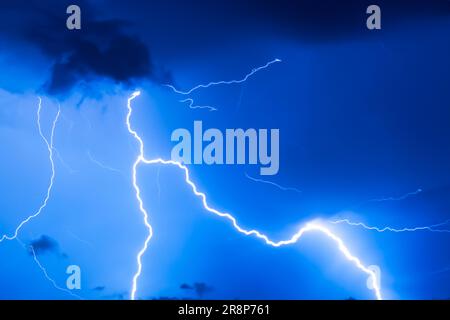 Ray. Orage. Tempête éclair. Foudre à fourche. Éclair éclair éclair sur le ciel nocturne. Cyclogenèse explosive. ÉTATS-UNIS. Banque D'Images