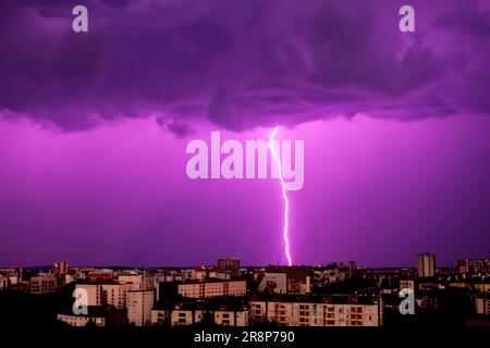 Ray. Orage. Tempête éclair. Foudre à fourche. Éclair éclair éclair sur le ciel nocturne. Cyclogenèse explosive. ÉTATS-UNIS. Banque D'Images