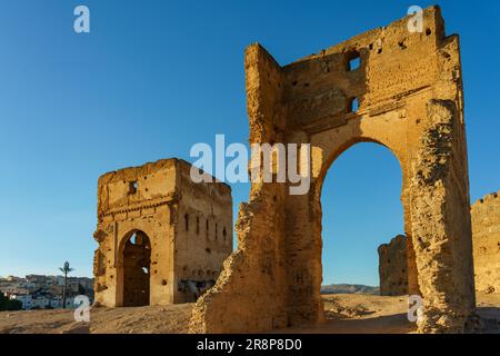 Maroc. Fez. Ruines des tombes mérinides du 16th siècle sur la colline au-dessus de la vieille médina à Fès Banque D'Images