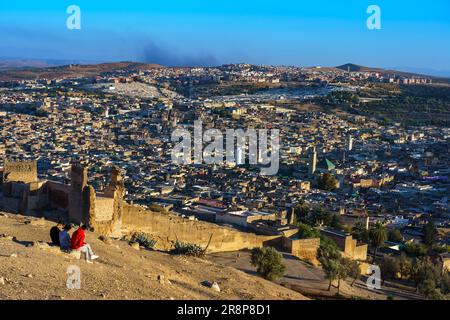 Maroc. Fez. Vue sur la colline au-dessus de la vieille médina à Fès au crépuscule Banque D'Images