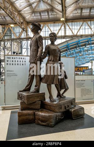 Londres, Royaume-Uni - 6th juin 2023 : le monument National Windrush dans le hall principal de la gare de Waterloo. Le monument commémore l'imm des Indiens de l'Ouest britannique Banque D'Images