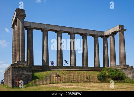 National Monument, Calton Hill, Édimbourg, Écosse, Royaume-Uni. 22nd juin 2023. Un touriste pris dans l'acte de sauter dans l'air alors que son partenaire prend une photo du moment. La majorité des touristes qui visitent Calton Hill grimpent pour être photographiés sur le bâtiment historique. Le Monument national d'Écosse, est le monument national de l'Écosse pour les soldats et marins écossais morts dans les combats des guerres napoléoniennes. Il était prévu, selon l'inscription, d'être «Un Mémorial du passé et d'incitation à l'héroïsme futur des hommes de l'Écosse» crédit: Arch White/alamy Live news. Banque D'Images