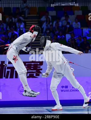 Wuxi, province chinoise du Jiangsu. 22nd juin 2023. Xu Jie (R) de Chine est en compétition avec Choi Chun Yin Ryan de Hong Kong en Chine lors du match de troisième place de l'équipe masculine de papier d'aluminium entre la Chine et Hong Kong en Chine aux championnats d'escrime asiatiques de Wuxi, dans la province de Jiangsu, à l'est de la Chine, sur 22 juin 2023. Credit: Huan Yueliang/Xinhua/Alamy Live News Banque D'Images