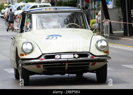 Pesaro , ITALIE - 14 - 2023 juin : CITROEN DS 19 1957 sur une vieille voiture de course en rallye mille Miglia 2023 la célèbre course historique italienne (1927-1957) Banque D'Images