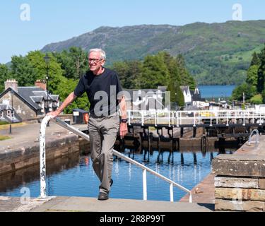 15 juin 2023. Fort Augustus, Écosse. C'est un homme au sommet des marches des écluses lors d'une journée d'été très ensoleillée. Banque D'Images