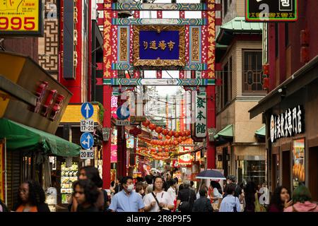 Yokohama, Japon. 22nd juin 2023. Les touristes visitent Chinatown à l'occasion du festival des bateaux-dragons à Yokohama, Japon, 22 juin 2023. Credit: Zhang Xiaoyu/Xinhua/Alay Live News Banque D'Images