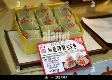 Yokohama. 22nd juin 2023. Cette photo prise sur 22 juin 2023 montre Zongzi, un boulonnage en forme de pyramide fait de riz gluant enveloppé de feuilles de bambou ou de roseau, montré dans un magasin, à l'occasion du festival des bateaux-dragons dans le quartier chinois de Yokohama, au Japon. Credit: Zhang Xiaoyu/Xinhua/Alay Live News Banque D'Images