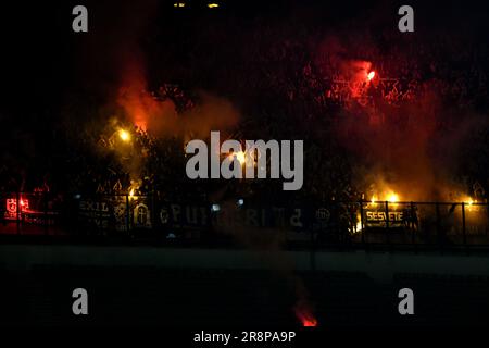 Les fans de football foutent en allumant des bombes fumigènes Banque D'Images