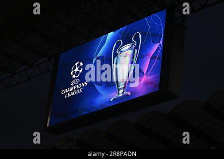 Le trophée de l'UEFA Champions League est visible sur grand écran au stade San Siro de Milan Banque D'Images