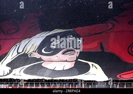 La coréographie des fans de football de l'AC Milan représentant le diable (symbole de l'AC Milan) catchngi la marionnette Pulcinella (symbole de Naples) Banque D'Images