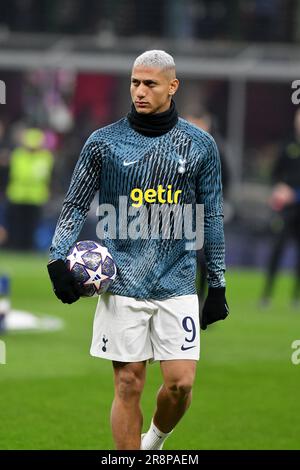 Richarlison, joueur de football de Tottenham Hotspur, tient le ballon lors du match de l'UEFA Champions League AC Milan vs Tottenham Hotspur, à Milan Banque D'Images