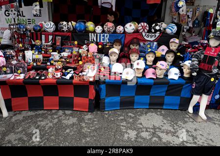 Le merchandising de l'AC Milan et de l'Inter Milan est en vente à l'extérieur du stade San Siro avant la demi-finale de l'UEFA Champions League Banque D'Images