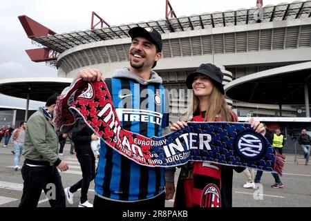 Les supporters de l'AC Milan et de l'Inter Milan se rassemblent devant le stade San Siro avant la demi-finale de l'UEFA Champions League Banque D'Images