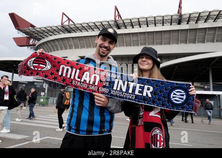 Les supporters de l'AC Milan et de l'Inter Milan se rassemblent devant le stade San Siro avant la demi-finale de l'UEFA Champions League Banque D'Images