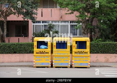 ALGHERO, ITALIE - 29 MAI 2023 : conteneurs de dons de vêtements de seconde main de charité dans la rue de la ville d'Alghero, île de Sardaigne, Italie. Banque D'Images