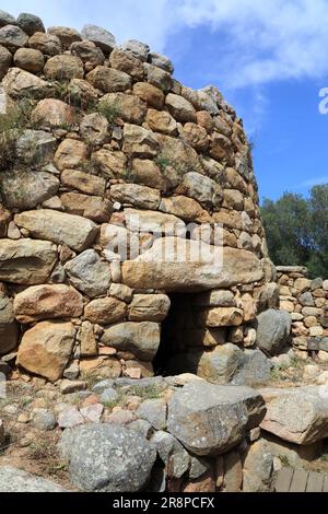 Nuraghe la Prisgiona près d'Arzachena en Sardaigne. Complexe de monuments nuragiques de l'ancienne civilisation néolithique en Sardaigne, Italie. Banque D'Images