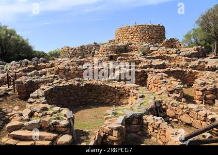 Nuraghe la Prisgiona près d'Arzachena en Sardaigne. Complexe de monuments nuragiques de l'ancienne civilisation néolithique en Sardaigne, Italie. Banque D'Images