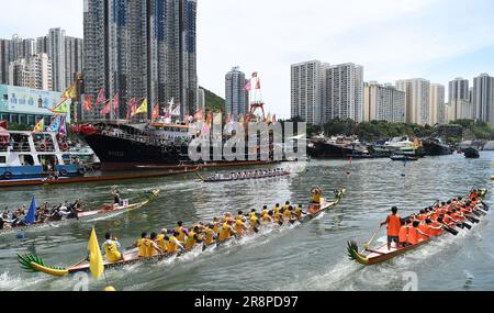 Hong Kong, Chine. 22nd juin 2023. Les participants participent à une course de bateaux-dragons à Hong Kong, dans le sud de la Chine, au 22 juin 2023. Des courses de bateaux-dragons ont eu lieu à travers le pays pour célébrer le festival des bateaux-dragons, qui tombe sur 22 juin cette année. Credit: Chen Duo/Xinhua/Alay Live News Banque D'Images