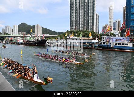 Hong Kong, Chine. 22nd juin 2023. Les participants participent à une course de bateaux-dragons à Hong Kong, dans le sud de la Chine, au 22 juin 2023. Des courses de bateaux-dragons ont eu lieu à travers le pays pour célébrer le festival des bateaux-dragons, qui tombe sur 22 juin cette année. Credit: Chen Duo/Xinhua/Alay Live News Banque D'Images