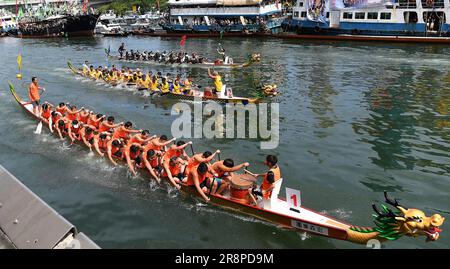 Hong Kong, Chine. 22nd juin 2023. Les participants participent à une course de bateaux-dragons à Hong Kong, dans le sud de la Chine, au 22 juin 2023. Des courses de bateaux-dragons ont eu lieu à travers le pays pour célébrer le festival des bateaux-dragons, qui tombe sur 22 juin cette année. Credit: Chen Duo/Xinhua/Alay Live News Banque D'Images
