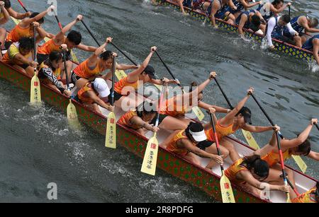 Hong Kong, Chine. 22nd juin 2023. Les participants participent à une course de bateaux-dragons à Hong Kong, dans le sud de la Chine, au 22 juin 2023. Des courses de bateaux-dragons ont eu lieu à travers le pays pour célébrer le festival des bateaux-dragons, qui tombe sur 22 juin cette année. Credit: Chen Duo/Xinhua/Alay Live News Banque D'Images