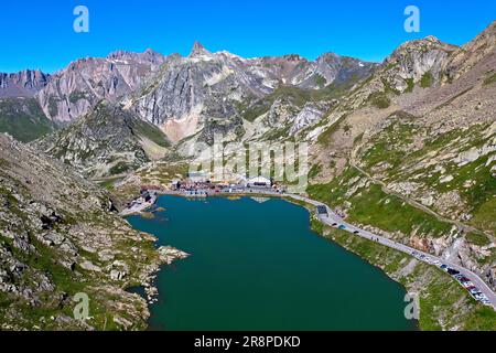 Vue depuis la Great St. Col de Bernhard à travers le lac de montagne Lac du Grand-St-Bernard vers les Alpes italiennes, Bourg-Saint-Bernard, Valais, Suisse Banque D'Images