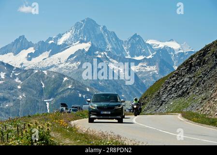 Routes alpines en Suisse, ascension vers le col de Furka, le sommet de Finsteraarhorn derrière, route du col de Furka près de Gletsch, Obergoms, Valais, Suisse Banque D'Images