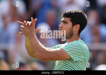 L'espagnol Carlos Alcaraz applaudit la foule après la victoire dans le match des hommes célibataires Round of 16 contre Jiri Lehecka en République tchèque sur le terrain central le quatrième jour des 2023 Cinch Championships au Queen's Club, Londres. Date de la photo: Jeudi 22 juin 2023. Banque D'Images