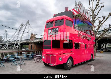 Londres, Royaume-Uni - 6th juin 2023 : le café de bus rose Snog Frozen Yogurt, Southbank Center sur la Tamise. Banque D'Images