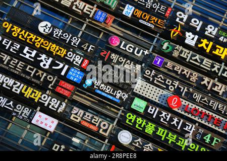 SÉOUL, CORÉE DU SUD - 7 AVRIL 2023 : une multitude de noms d'entreprise sur un bâtiment commercial dans le quartier Jamsil de Séoul. Banque D'Images