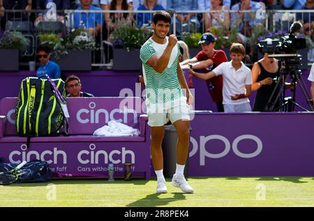 Carlos Alcaraz, en Espagne, célèbre la victoire contre Jiri Lehecka, en République tchèque, lors du match des singles hommes de la série 16 sur le terrain central le quatrième jour des 2023 championnats cinch du Queen's Club de Londres. Date de la photo: Jeudi 22 juin 2023. Banque D'Images