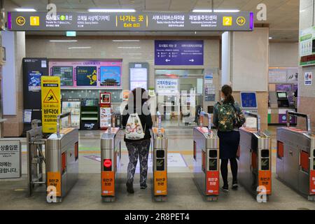 BUSAN, CORÉE DU SUD - 30 MARS 2023 : les passagers entrent dans la station de métro de Busan et entrent dans les portes automatiques en Corée du Sud. Banque D'Images