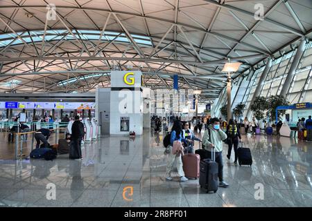 SÉOUL, CORÉE DU SUD - 10 AVRIL 2023 : les passagers se précipitent à l'aéroport Incheon de Séoul, le principal aéroport de Corée du Sud. Banque D'Images