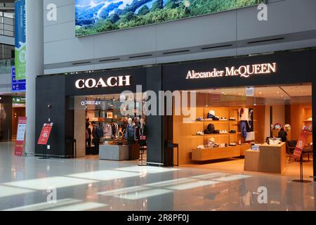 SÉOUL, CORÉE DU SUD - 10 AVRIL 2023 : magasins de luxe de Coach et Alexander McQueen à l'aéroport de Séoul Incheon, le principal aéroport de Corée du Sud. Banque D'Images