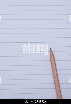 Crayon sur un bloc-notes dans une règle. concept de retour à l'école Banque D'Images