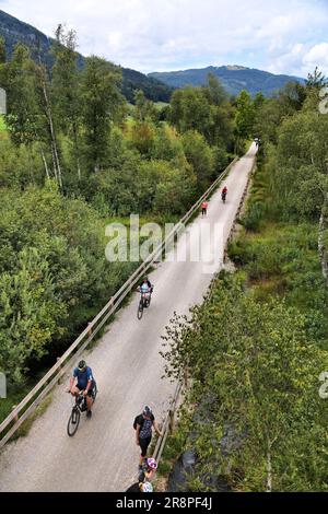 STROBL, AUTRICHE - 2 AOÛT 2022 : les cyclistes empruntent la piste cyclable de Salzkammergut Radweg longue distance en Autriche. Banque D'Images