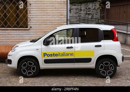 TARVISIO, ITALIE - 8 AOÛT 2022: Poste Italiane livraison par courrier Fiat Panda petite voiture en Italie. Poste Italiane est le service postal national italien pr Banque D'Images